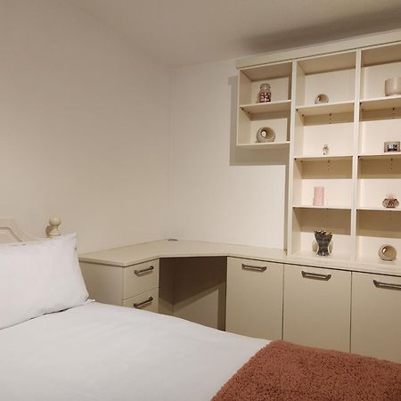 Elmdon House With 4 Spacious Bedrooms To Choose Birmingham Kültér fotó