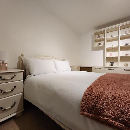 Elmdon House With 4 Spacious Bedrooms To Choose Birmingham Kültér fotó