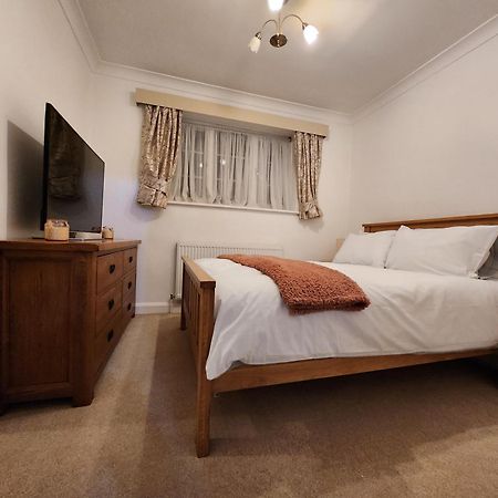 Elmdon House With 4 Spacious Bedrooms To Choose Birmingham Kültér fotó